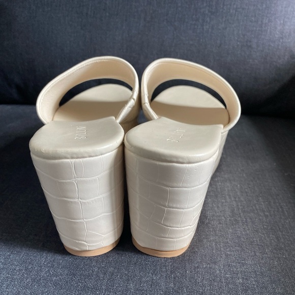 Billini Platform Shoes Slip-on Sandals Colour Cream Size 10 BNWOT - Picture 3 of 10